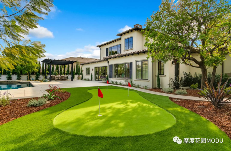 当人们对别墅的遐想,不止于私人泳池,高尔夫果岭变成了时下别墅的新